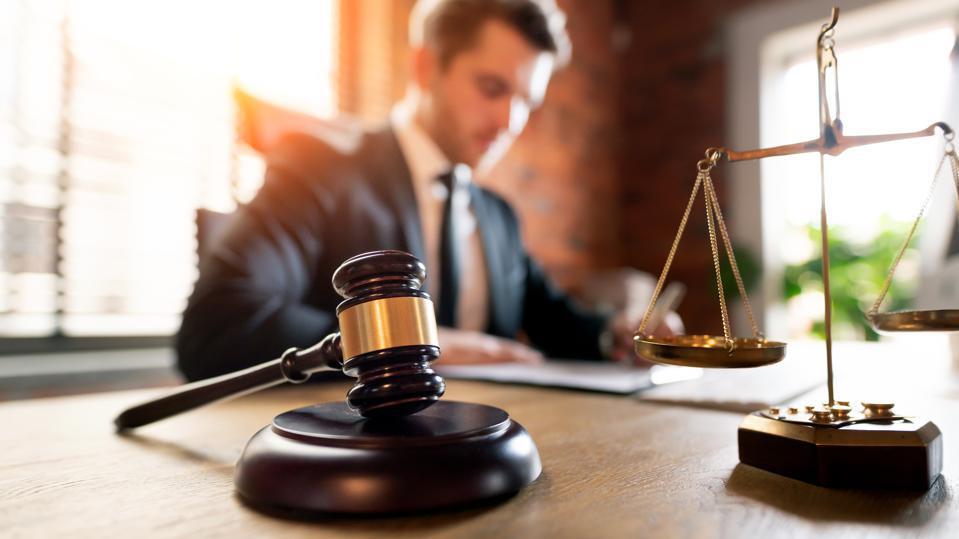 🍋  Lawyer vs. Banker Cage Fight