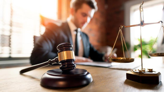🍋  Lawyer vs. Banker Cage Fight